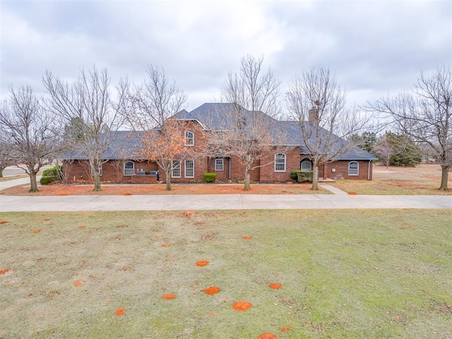 view of front of house featuring a front lawn