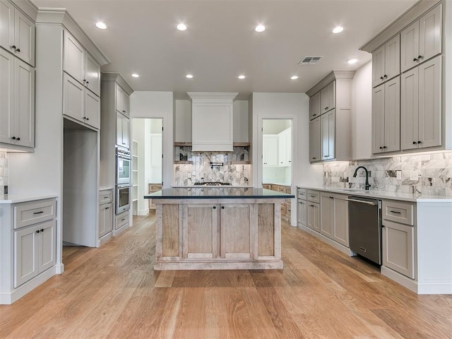 kitchen with light wood-style floors, visible vents, stainless steel appliances, and gray cabinetry