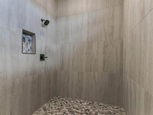 bathroom featuring a tile shower