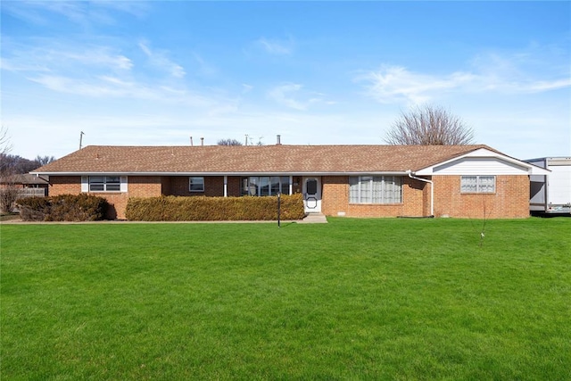 view of front of property featuring a front lawn