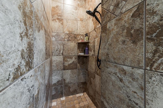 room details featuring tiled shower