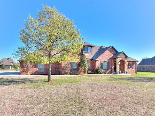 view of front of home featuring a front yard