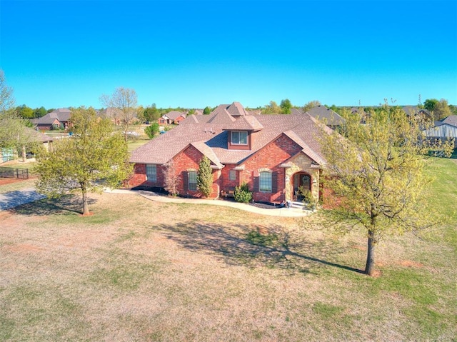 view of front of home featuring a front lawn