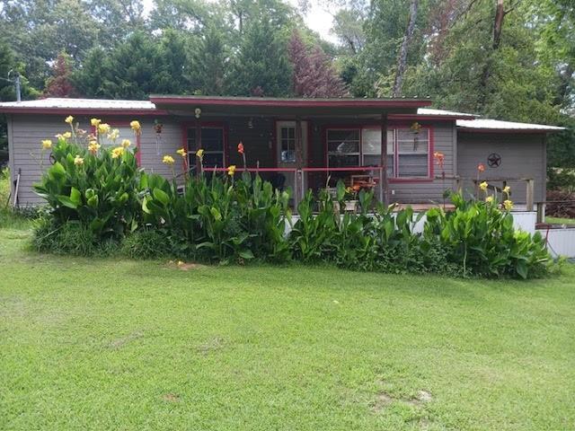 view of front of property featuring a front lawn