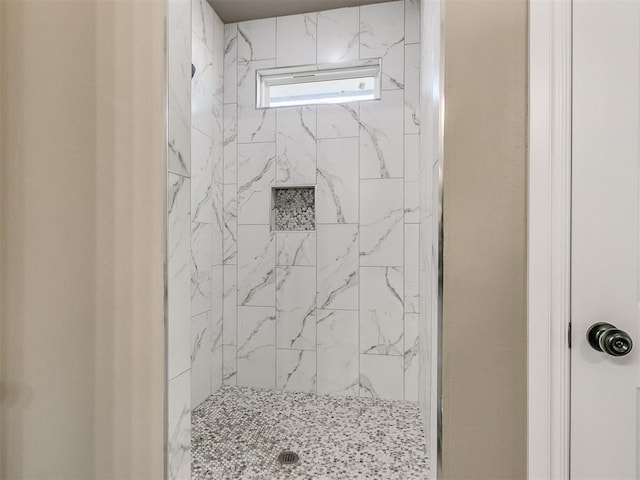 bathroom featuring tiled shower