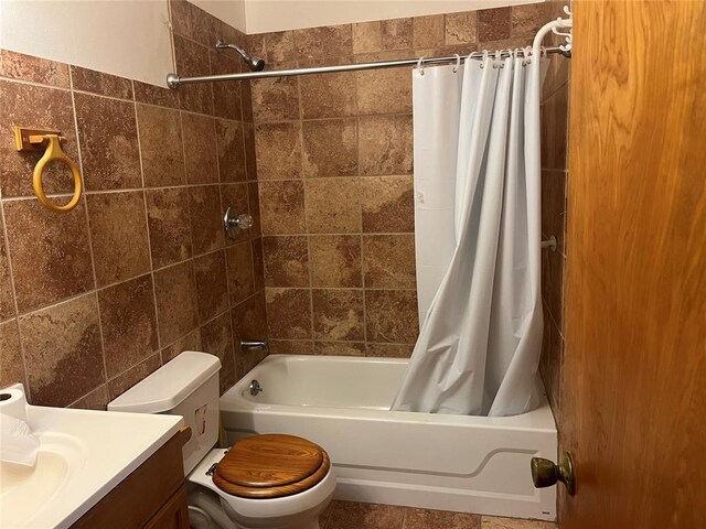 full bathroom featuring shower / tub combo with curtain, vanity, and toilet