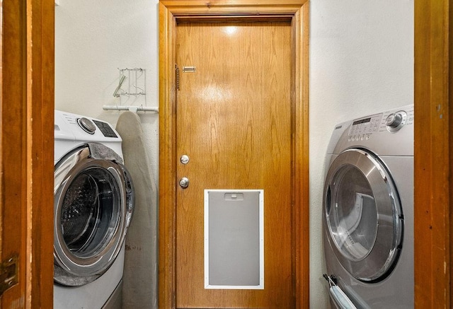 laundry area with washer / clothes dryer