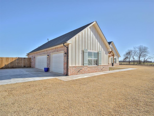 view of front facade featuring a front yard and a garage