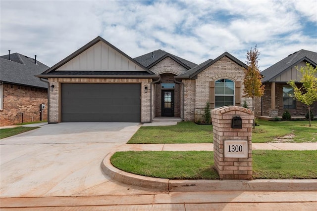 view of front facade featuring a garage and a front yard