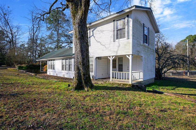 view of front facade featuring covered porch and a front lawn