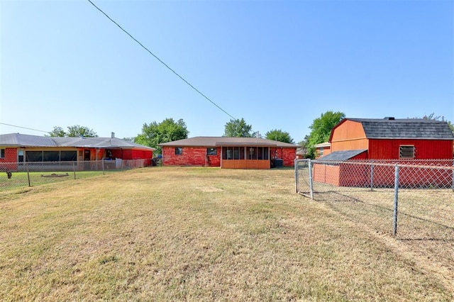 view of yard featuring an outbuilding