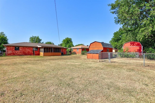 view of yard featuring an outdoor structure