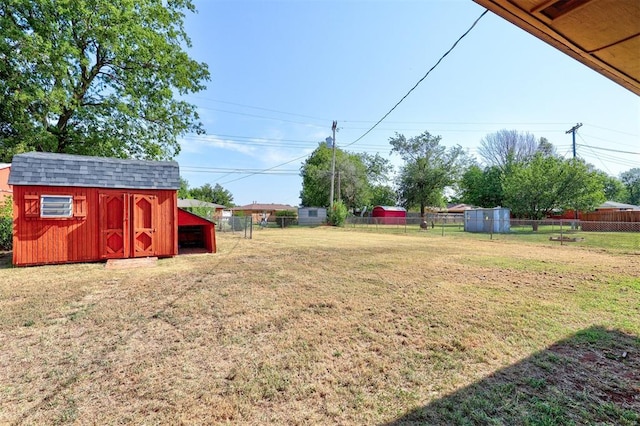 view of yard with a storage shed