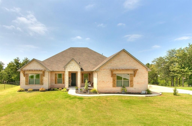 view of front of house featuring a front yard