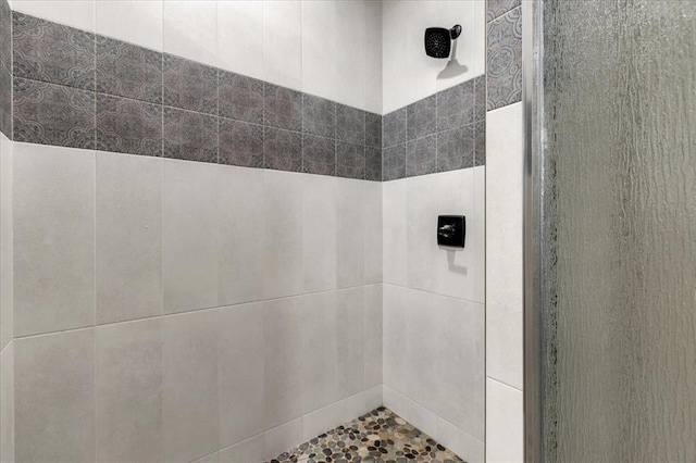 1305 Katelyn Ct, Yukon, OK 73099 - bathroom featuring tiled shower