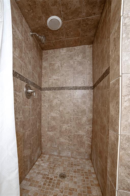 bathroom featuring a shower with shower curtain