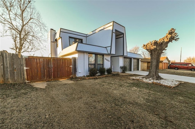 view of front of house featuring a garage and a front yard