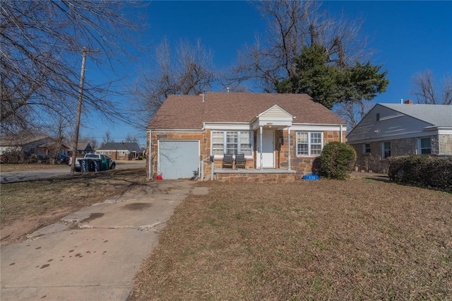 view of front facade featuring a front yard and a garage