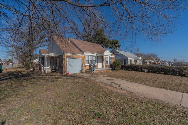 view of front of property featuring a front yard and a garage