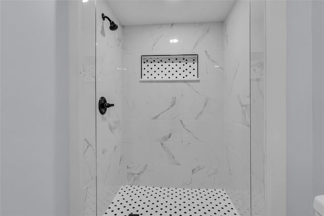 bathroom featuring tiled shower