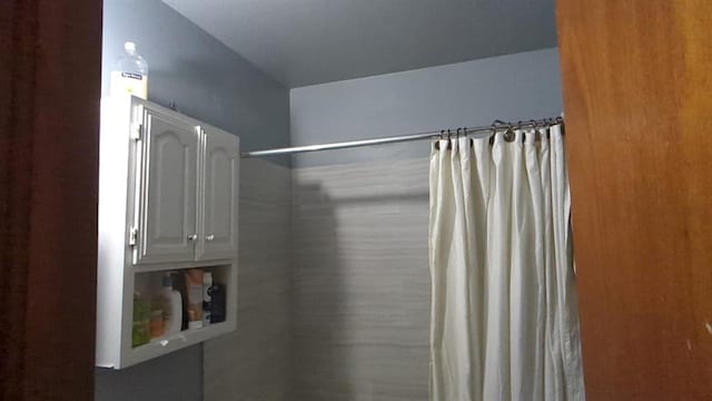 full bathroom with a shower with shower curtain