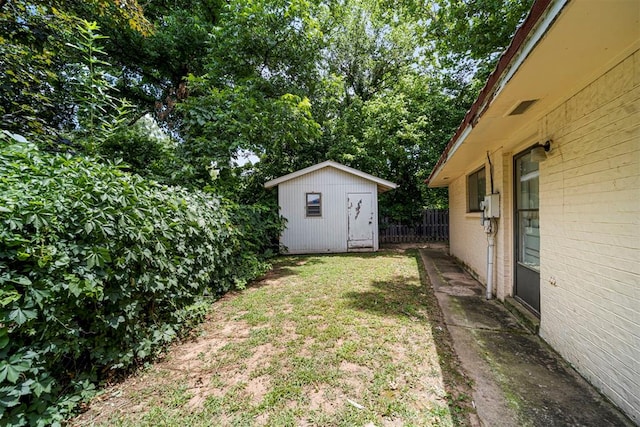 view of yard featuring a shed