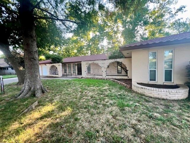 back of house with a lawn