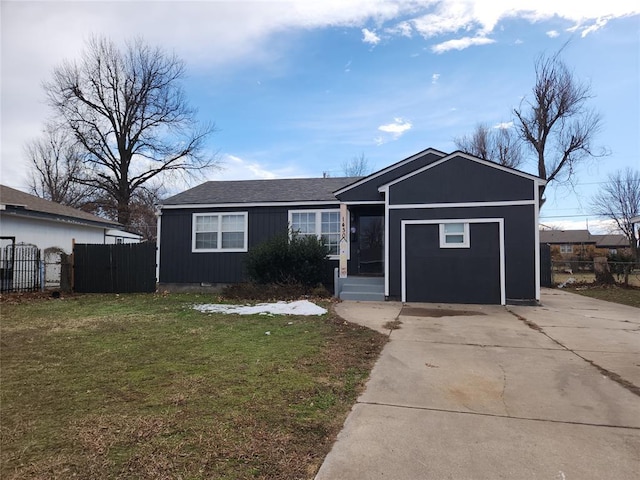 single story home featuring a front lawn