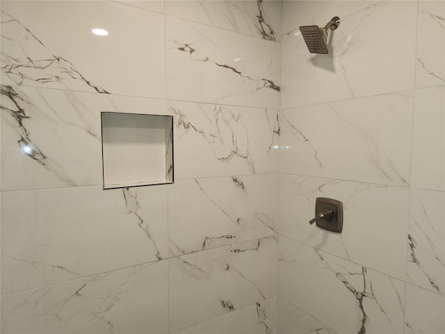 bathroom featuring a tile shower