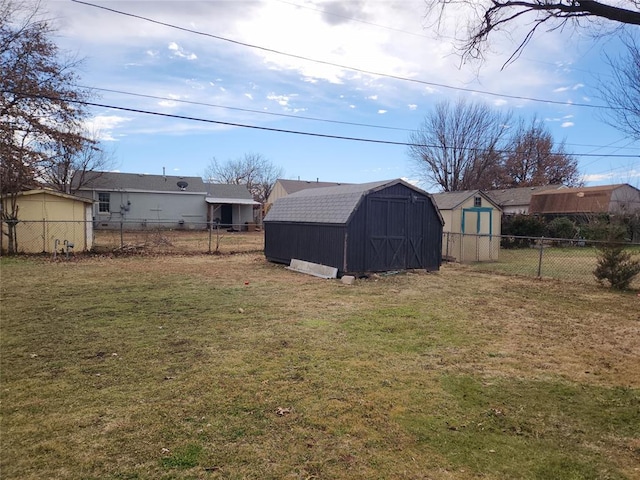 view of yard featuring a storage shed