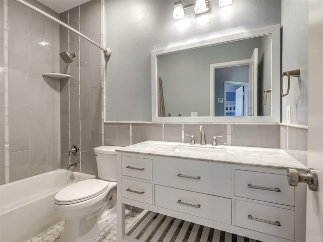 full bathroom with tiled shower / bath combo, backsplash, toilet, vanity, and tile walls