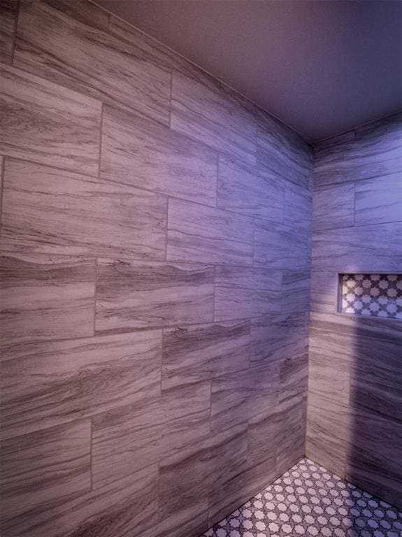 bathroom featuring tiled shower