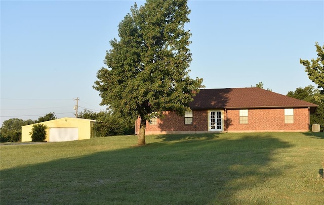 view of yard featuring an outdoor structure and a garage