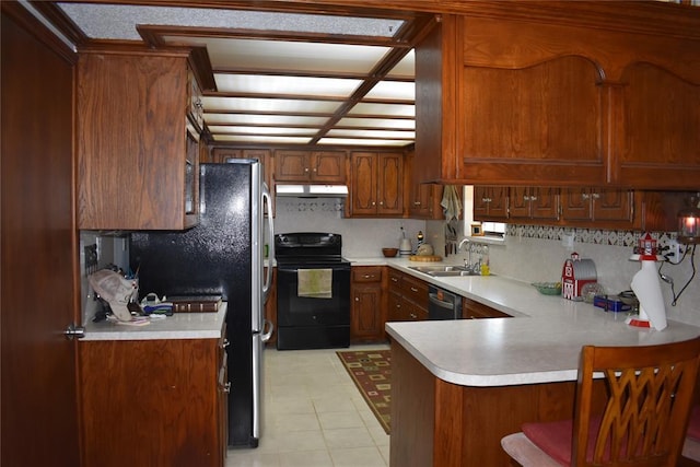 kitchen with sink, a breakfast bar area, decorative backsplash, kitchen peninsula, and stainless steel appliances