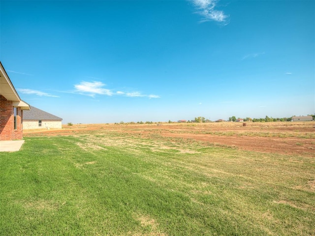 view of yard with a rural view