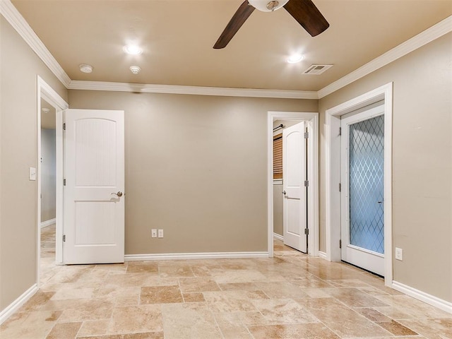 empty room featuring ceiling fan and crown molding