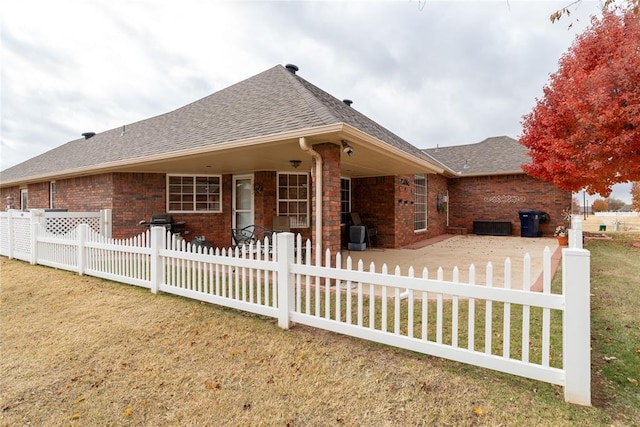 ranch-style home featuring a front lawn