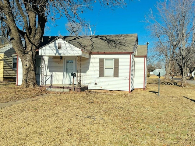 view of front of home featuring a front yard