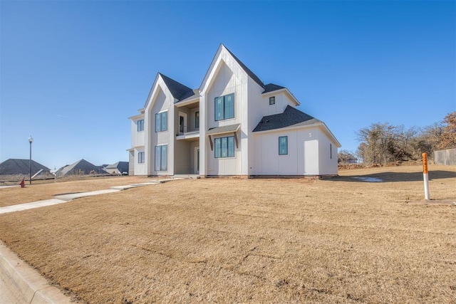 view of front of house with a front yard