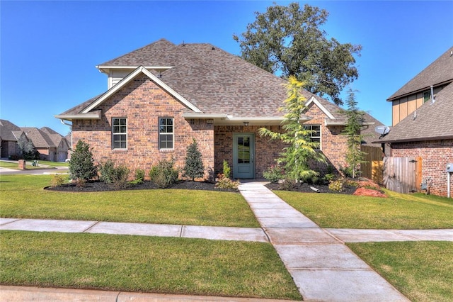 view of front of property featuring a front yard