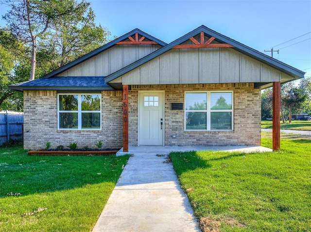 view of front of house featuring a front yard