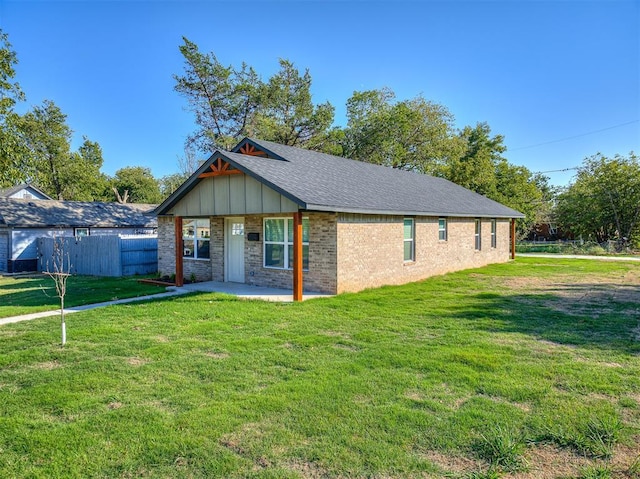 view of front of house featuring a front yard