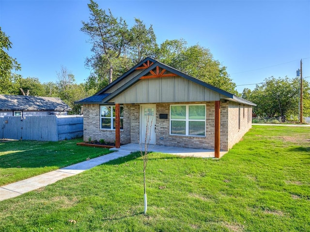 view of front of property with a front lawn