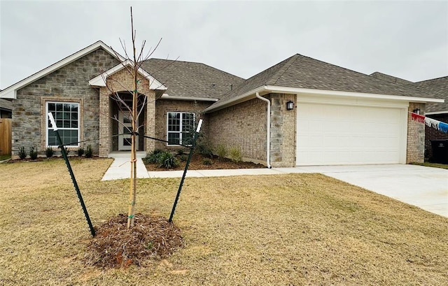 view of front of house featuring a front lawn and a garage