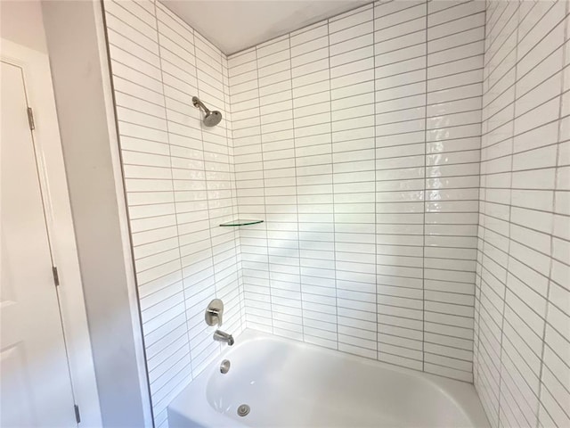 bathroom featuring tiled shower / bath combo