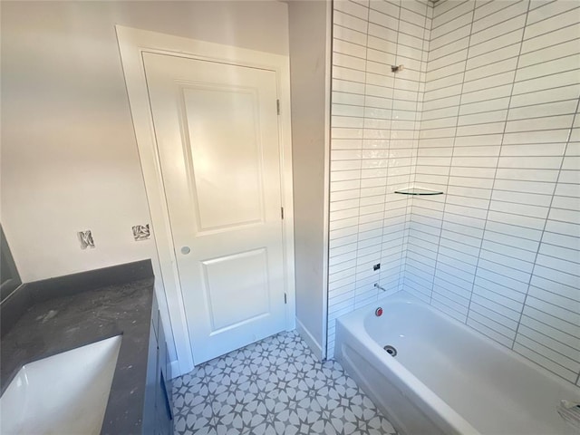 bathroom featuring tiled shower / bath combo