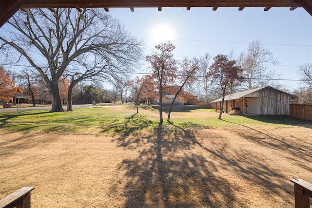 view of yard with an outbuilding