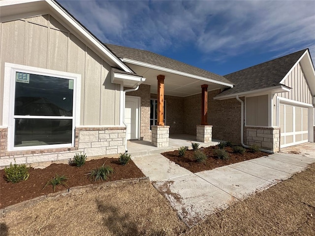 entrance to property featuring covered porch