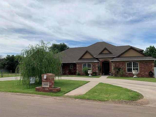 view of front of house featuring a front yard