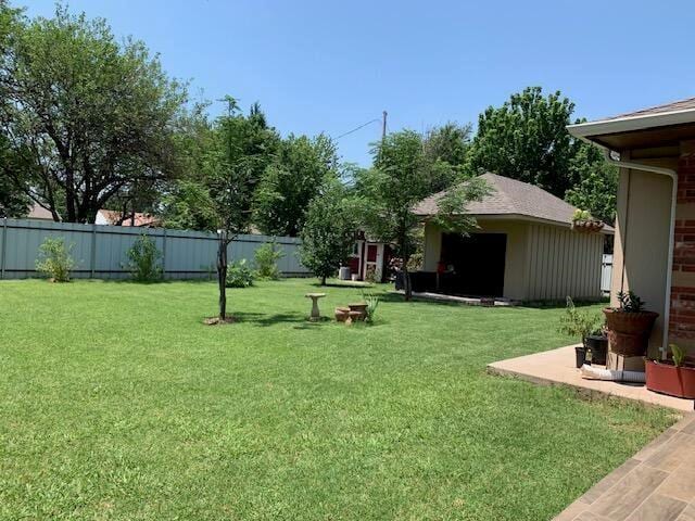 view of yard with an outbuilding